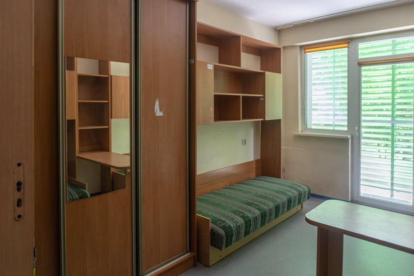 Modernizacja domu studenckiego Bliźniak. Zdjęcia budynku i wnętrz przed rozpoczęciem remontu