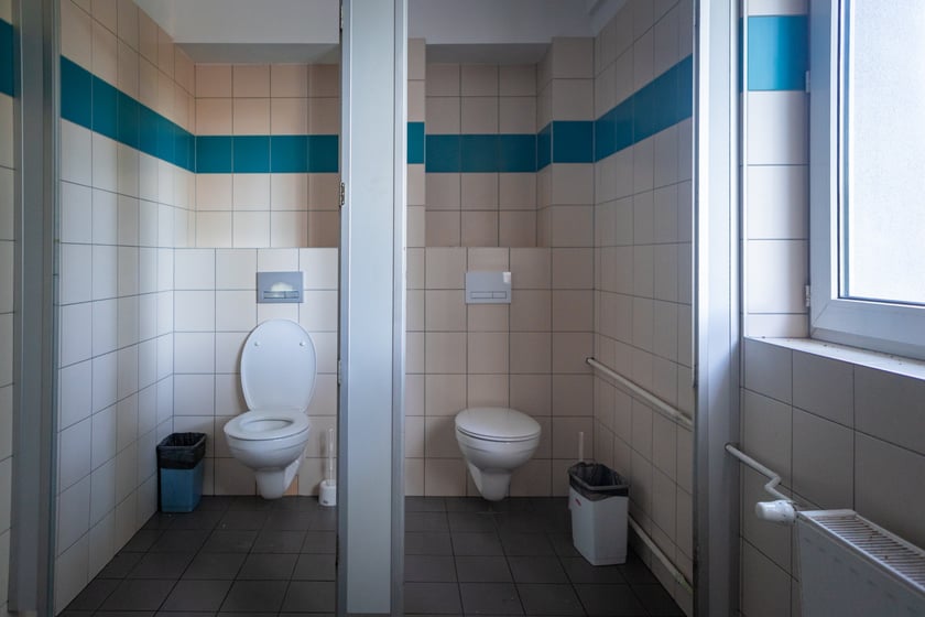 Modernizacja domu studenckiego Bliźniak. Zdjęcia budynku i wnętrz przed rozpoczęciem remontu