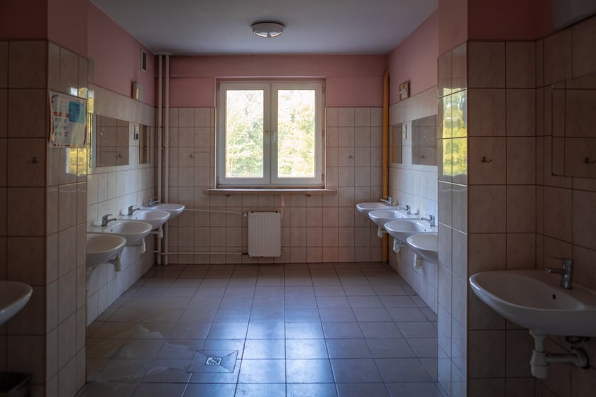 Modernizacja domu studenckiego Bliźniak. Zdjęcia budynku i wnętrz przed rozpoczęciem remontu