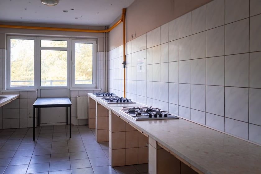 Modernizacja domu studenckiego Bliźniak. Zdjęcia budynku i wnętrz przed rozpoczęciem remontu
