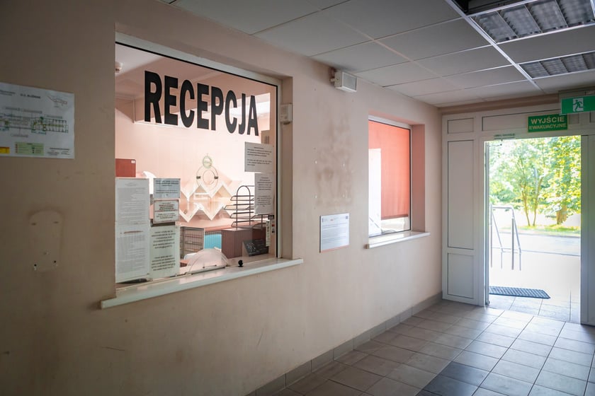 Modernizacja domu studenckiego Bliźniak. Zdjęcia budynku i wnętrz przed rozpoczęciem remontu