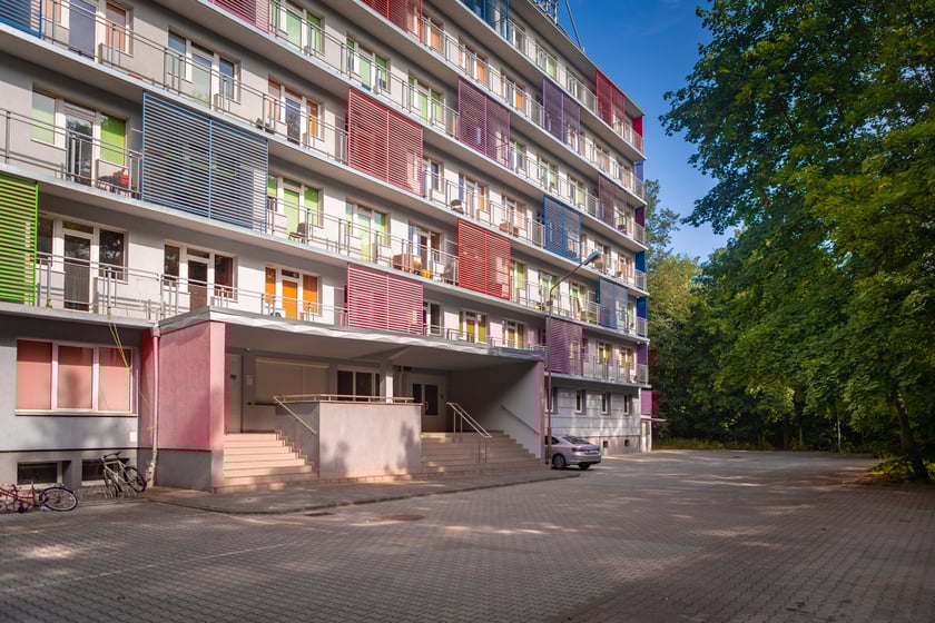 Modernizacja domu studenckiego Bliźniak. Zdjęcia budynku i wnętrz przed rozpoczęciem remontu