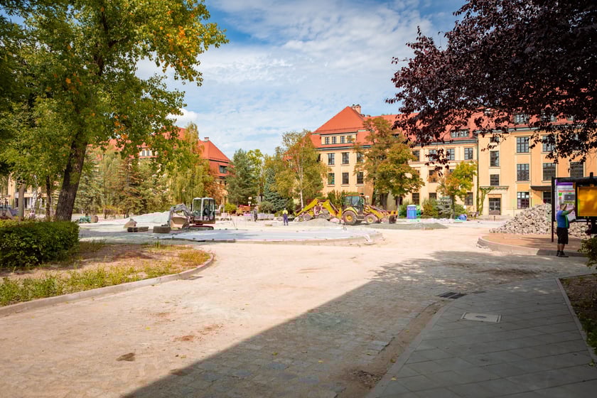 Remontowany parking przy Wydziale Nauk Społecznych UWr (ul. Koszarowa), lato 2025