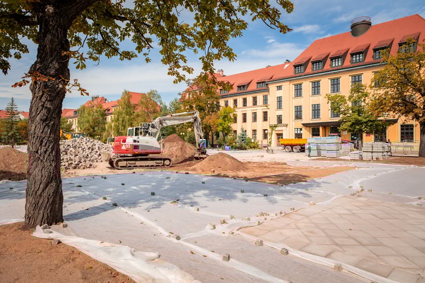 Remontowany parking przy Wydziale Nauk Społecznych UWr (ul. Koszarowa), lato 2025