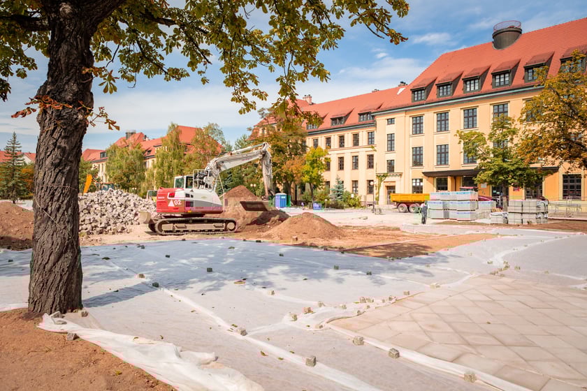 Remontowany parking przy Wydziale Nauk Społecznych UWr (ul. Koszarowa), lato 2025