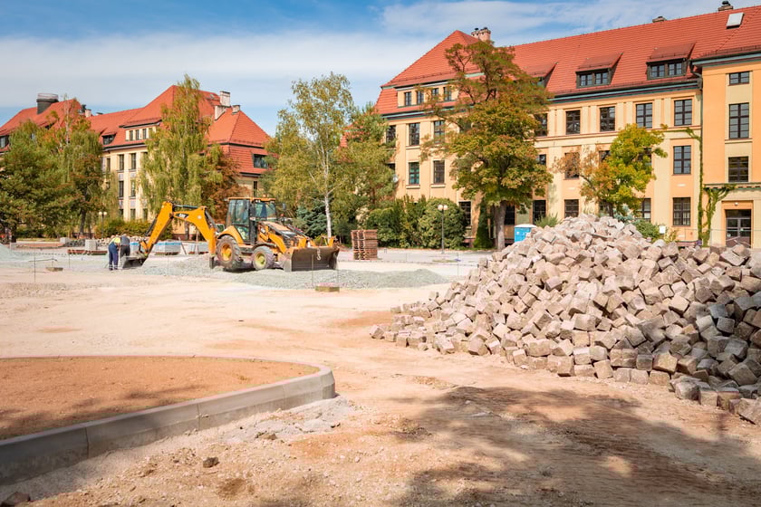 Remontowany parking przy Wydziale Nauk Społecznych UWr (ul. Koszarowa), lato 2025