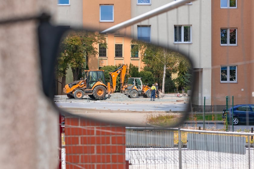 Remontowany parking przy Wydziale Nauk Społecznych UWr (ul. Koszarowa), lato 2025