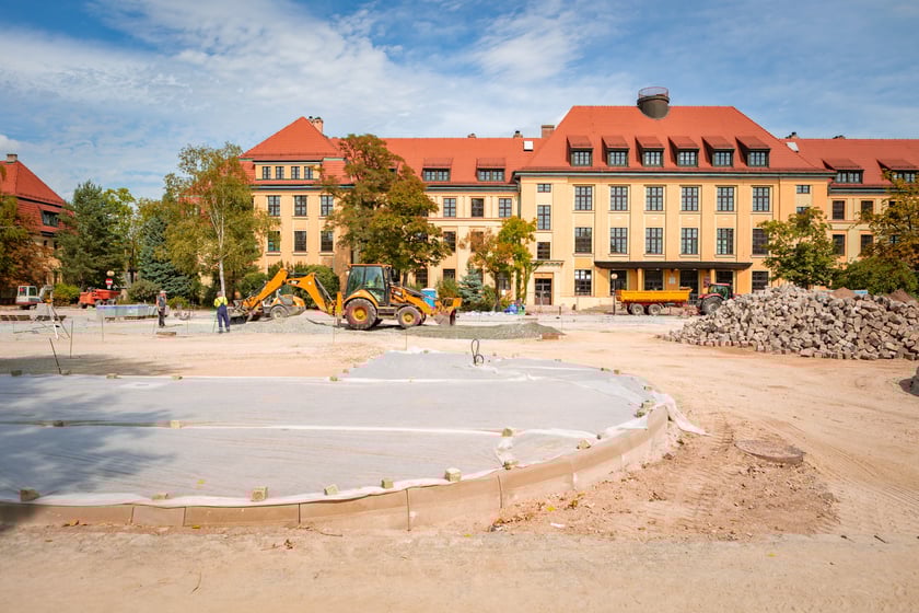 Remontowany parking przy Wydziale Nauk Społecznych UWr (ul. Koszarowa), lato 2025