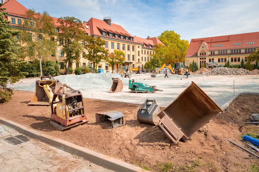 Remontowany parking przy Wydziale Nauk Społecznych UWr (ul. Koszarowa), lato 2025