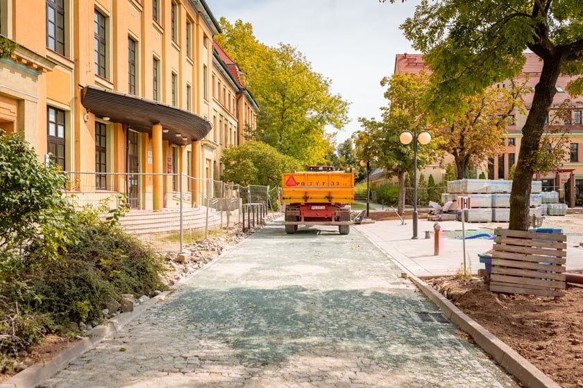 Remontowany parking przy Wydziale Nauk Społecznych UWr (ul. Koszarowa), lato 2025