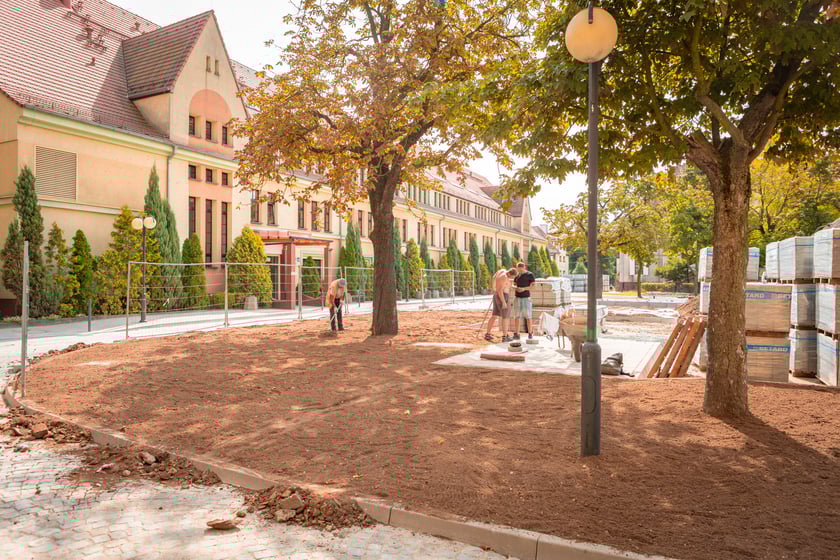 Remontowany parking przy Wydziale Nauk Społecznych UWr (ul. Koszarowa), lato 2025