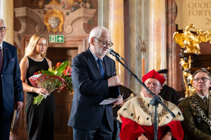 Powiększ obraz: prof. dr hab. Krzysztof Abramski podczas uroczystości w Auli Leopoldina