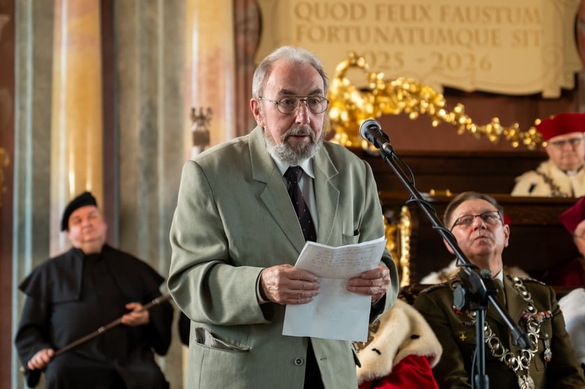 Powiększ obraz: prof. dr hab. Janusz Degler podczas uroczystości w Auli Leopoldina