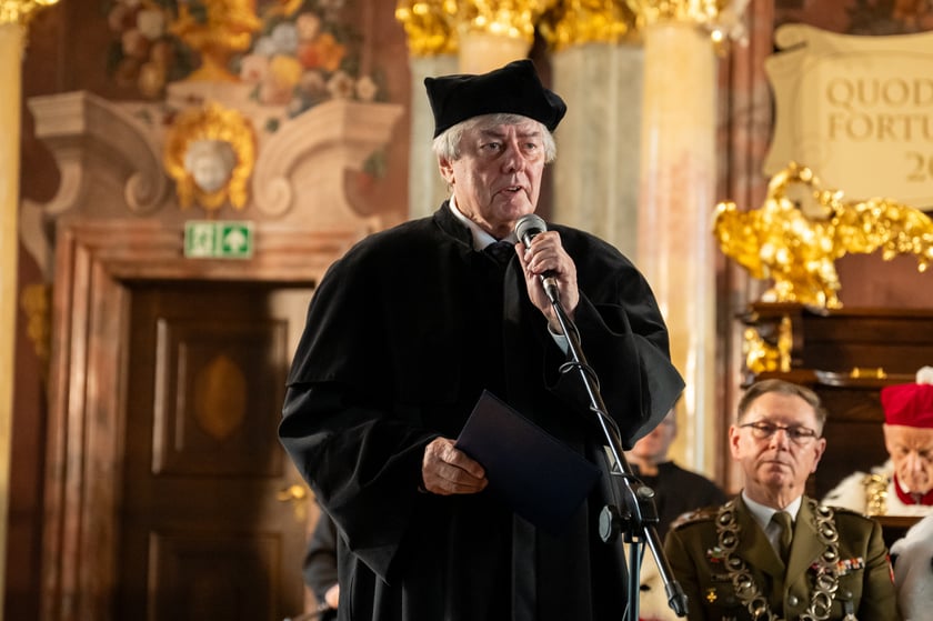 Powiększ obraz: prof. dr hab. Bogusław Fiedor podczas uroczystości w Auli Leopoldina