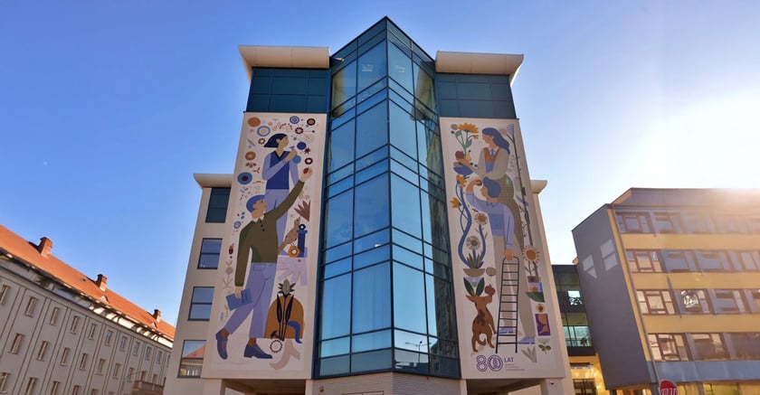 Mural Oteckiego na budynku Uniwersytetu Przyrodniczego przy placu Grunwaldzkim