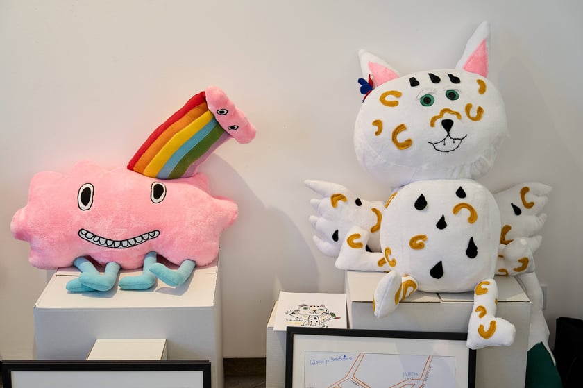 W Mia Art Gallery na placu Solnym 11 można oglądać jedyne w swoim rodzaju pluszaki w rozmiarze XXXL. Zaprojektowały je dzieci.