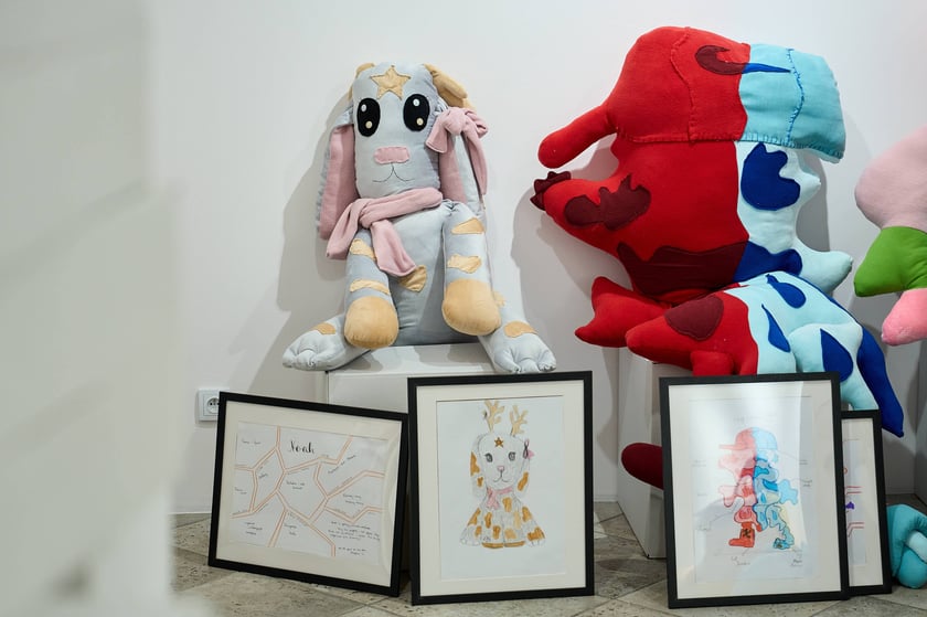 W Mia Art Gallery na placu Solnym 11 można oglądać jedyne w swoim rodzaju pluszaki w rozmiarze XXXL. Zaprojektowały je dzieci.