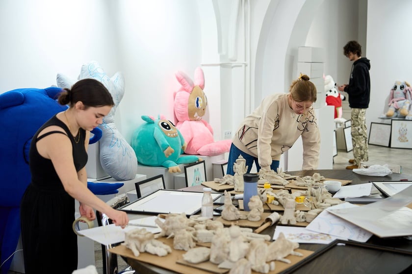 W Mia Art Gallery na placu Solnym 11 można oglądać jedyne w swoim rodzaju pluszaki w rozmiarze XXXL. Zaprojektowały je dzieci.