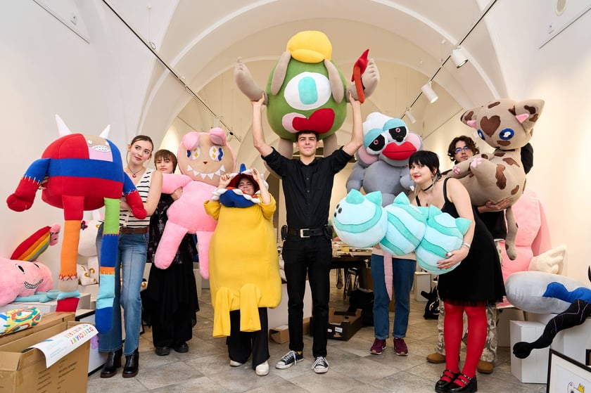 W Mia Art Gallery na placu Solnym 11 można oglądać jedyne w swoim rodzaju pluszaki w rozmiarze XXXL. Zaprojektowały je dzieci.