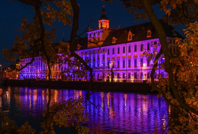 Najbardziej widowiskowym momentem tegorocznego jubileuszu będzie rozświetlenie na niebiesko gmachu głównego Uniwersytetu i sąsiadującego z nim mostu Uniwersyteckiego.