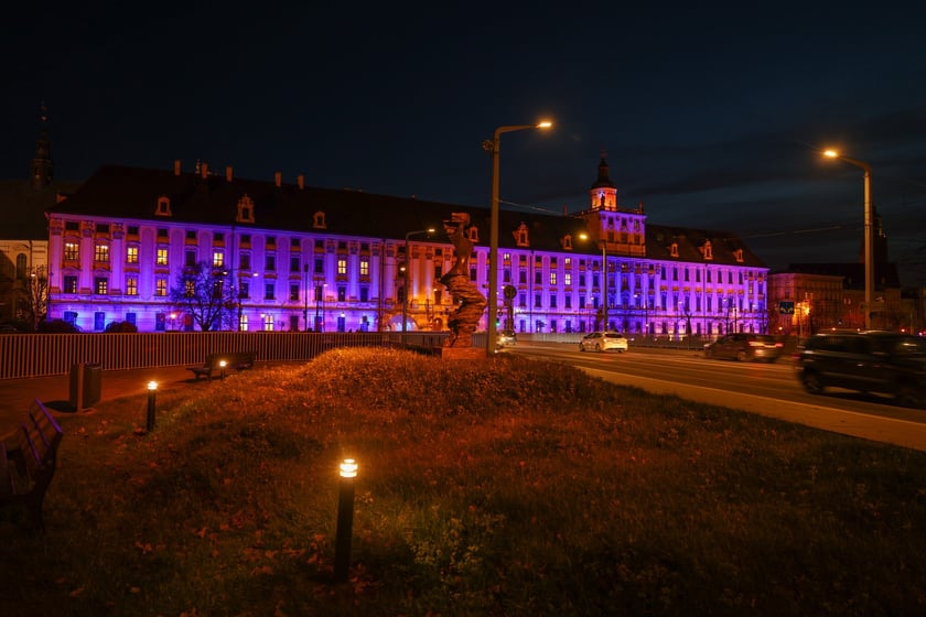 Najbardziej widowiskowym momentem tegorocznego jubileuszu będzie rozświetlenie na niebiesko gmachu głównego Uniwersytetu i sąsiadującego z nim mostu Uniwersyteckiego.
