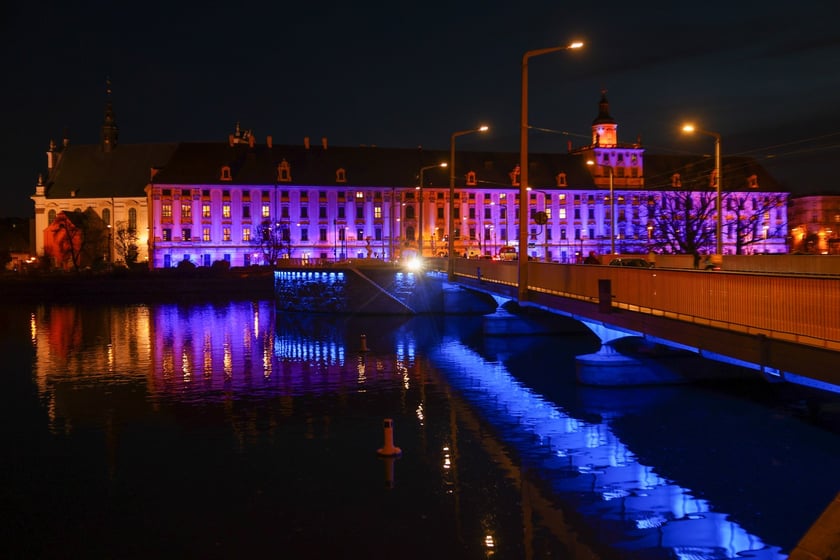 Najbardziej widowiskowym momentem tegorocznego jubileuszu będzie rozświetlenie na niebiesko gmachu głównego Uniwersytetu i sąsiadującego z nim mostu Uniwersyteckiego.