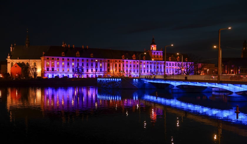 Najbardziej widowiskowym momentem tegorocznego jubileuszu będzie rozświetlenie na niebiesko gmachu głównego Uniwersytetu i sąsiadującego z nim mostu Uniwersyteckiego.