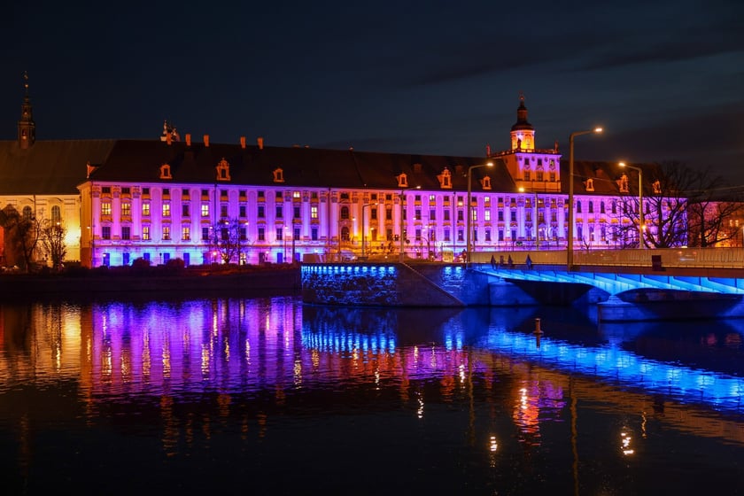 Najbardziej widowiskowym momentem tegorocznego jubileuszu będzie rozświetlenie na niebiesko gmachu głównego Uniwersytetu i sąsiadującego z nim mostu Uniwersyteckiego.