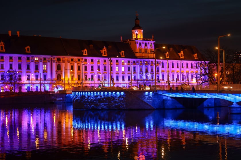 Najbardziej widowiskowym momentem tegorocznego jubileuszu będzie rozświetlenie na niebiesko gmachu głównego Uniwersytetu i sąsiadującego z nim mostu Uniwersyteckiego.