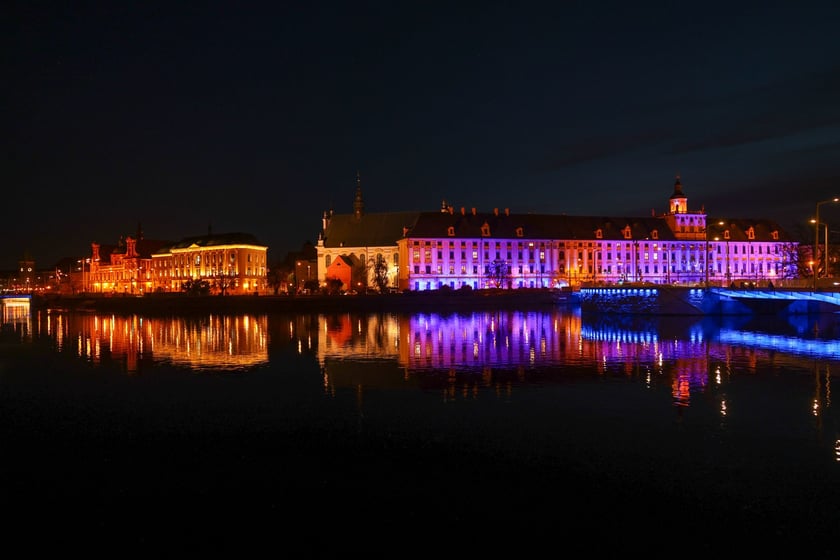 Najbardziej widowiskowym momentem tegorocznego jubileuszu będzie rozświetlenie na niebiesko gmachu głównego Uniwersytetu i sąsiadującego z nim mostu Uniwersyteckiego.