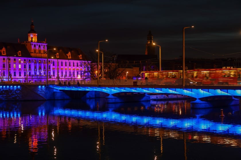 Najbardziej widowiskowym momentem tegorocznego jubileuszu będzie rozświetlenie na niebiesko gmachu głównego Uniwersytetu i sąsiadującego z nim mostu Uniwersyteckiego.