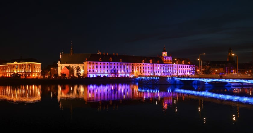 Najbardziej widowiskowym momentem tegorocznego jubileuszu będzie rozświetlenie na niebiesko gmachu głównego Uniwersytetu i sąsiadującego z nim mostu Uniwersyteckiego.