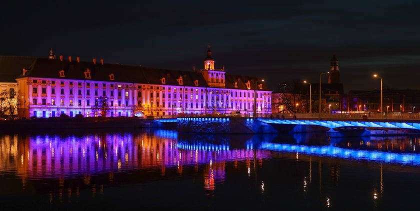 Najbardziej widowiskowym momentem tegorocznego jubileuszu będzie rozświetlenie na niebiesko gmachu głównego Uniwersytetu i sąsiadującego z nim mostu Uniwersyteckiego.