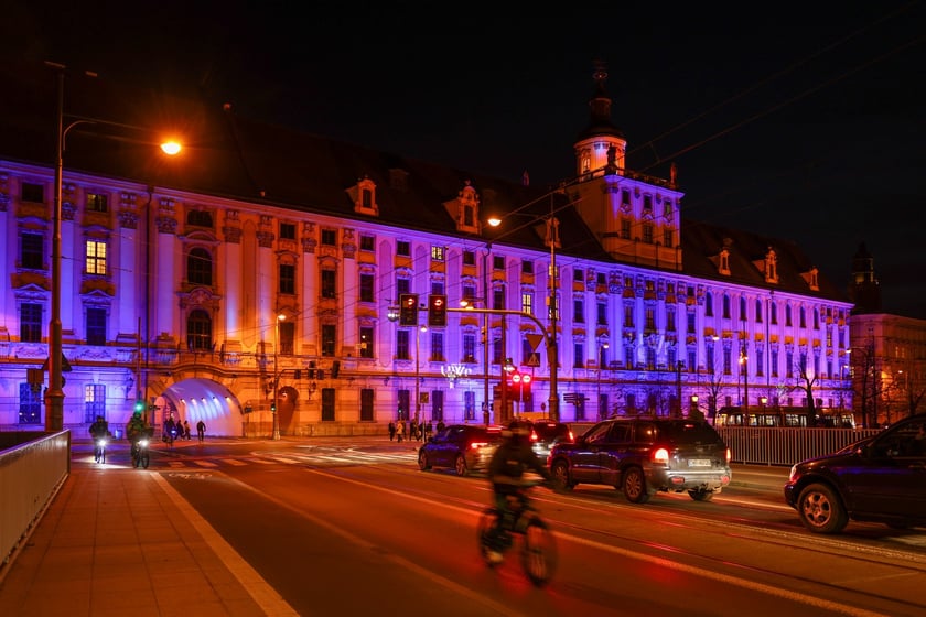 Najbardziej widowiskowym momentem tegorocznego jubileuszu będzie rozświetlenie na niebiesko gmachu głównego Uniwersytetu i sąsiadującego z nim mostu Uniwersyteckiego.