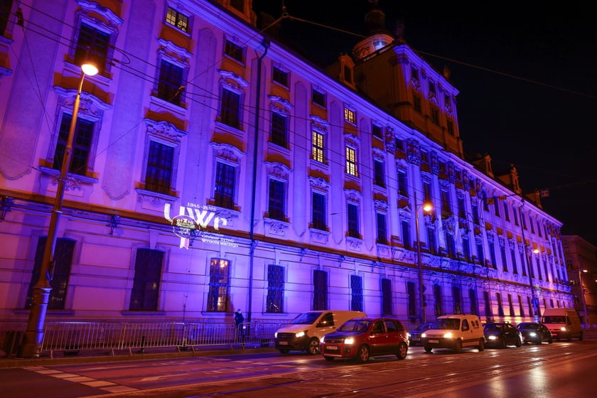 Najbardziej widowiskowym momentem tegorocznego jubileuszu będzie rozświetlenie na niebiesko gmachu głównego Uniwersytetu i sąsiadującego z nim mostu Uniwersyteckiego.