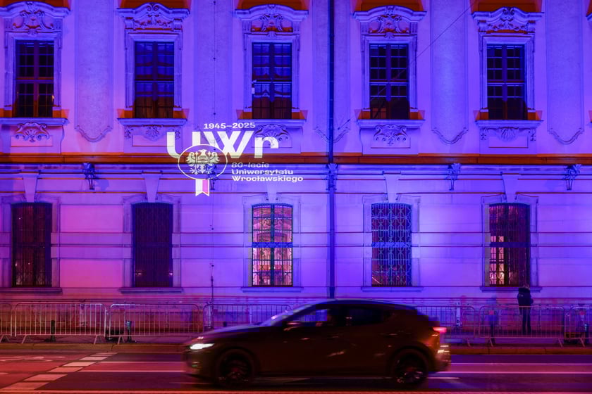 Najbardziej widowiskowym momentem tegorocznego jubileuszu będzie rozświetlenie na niebiesko gmachu głównego Uniwersytetu i sąsiadującego z nim mostu Uniwersyteckiego.