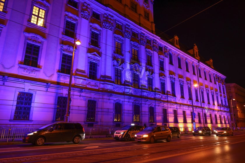 Najbardziej widowiskowym momentem tegorocznego jubileuszu będzie rozświetlenie na niebiesko gmachu głównego Uniwersytetu i sąsiadującego z nim mostu Uniwersyteckiego.