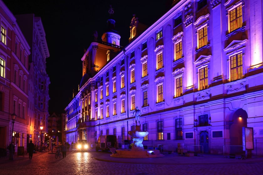 Najbardziej widowiskowym momentem tegorocznego jubileuszu będzie rozświetlenie na niebiesko gmachu głównego Uniwersytetu i sąsiadującego z nim mostu Uniwersyteckiego.