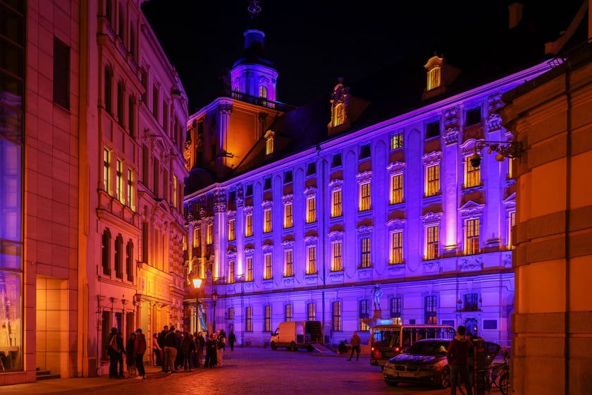 Najbardziej widowiskowym momentem tegorocznego jubileuszu będzie rozświetlenie na niebiesko gmachu głównego Uniwersytetu i sąsiadującego z nim mostu Uniwersyteckiego.