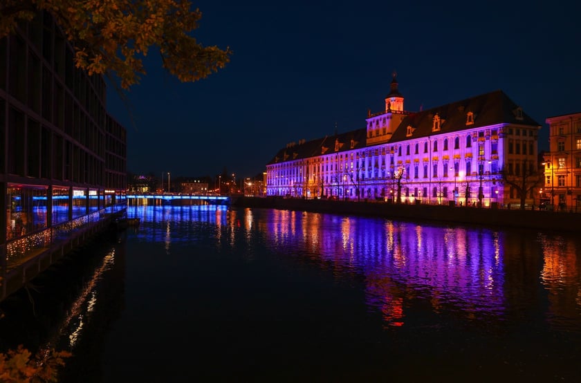 Najbardziej widowiskowym momentem tegorocznego jubileuszu będzie rozświetlenie na niebiesko gmachu głównego Uniwersytetu i sąsiadującego z nim mostu Uniwersyteckiego.