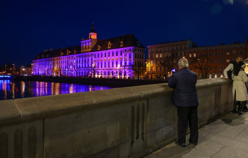 Najbardziej widowiskowym momentem tegorocznego jubileuszu będzie rozświetlenie na niebiesko gmachu głównego Uniwersytetu i sąsiadującego z nim mostu Uniwersyteckiego.
