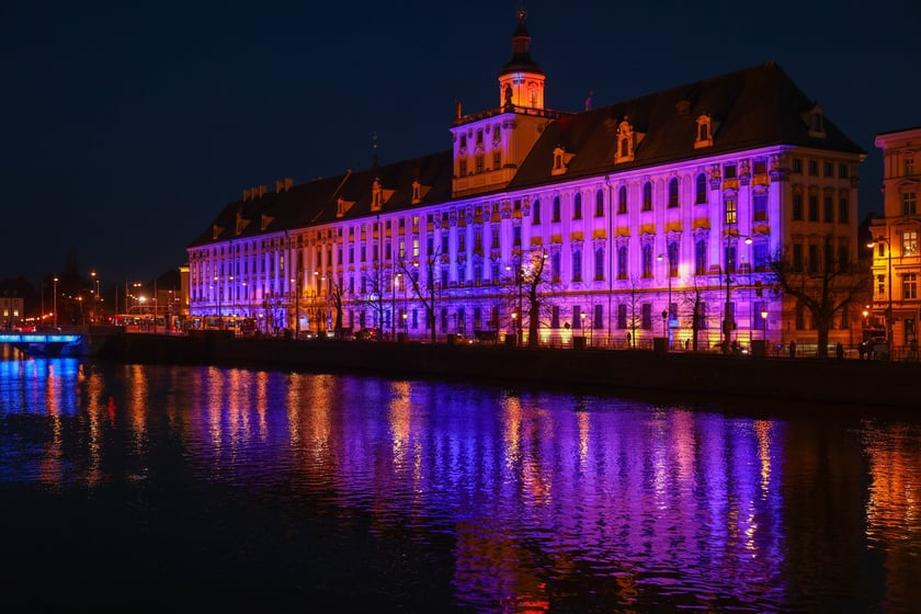 Najbardziej widowiskowym momentem tegorocznego jubileuszu będzie rozświetlenie na niebiesko gmachu głównego Uniwersytetu i sąsiadującego z nim mostu Uniwersyteckiego.