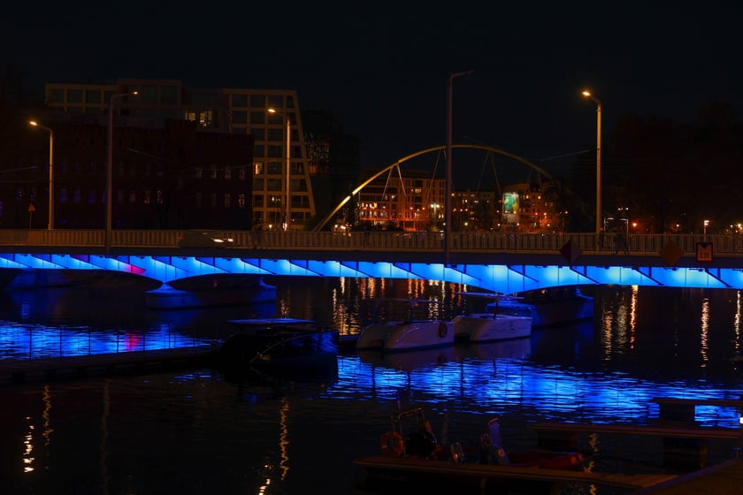 Najbardziej widowiskowym momentem tegorocznego jubileuszu będzie rozświetlenie na niebiesko gmachu głównego Uniwersytetu i sąsiadującego z nim mostu Uniwersyteckiego.