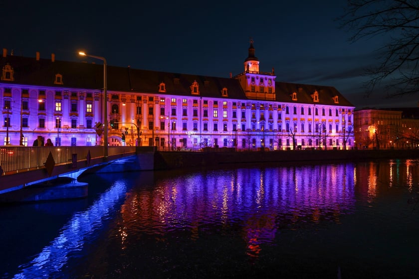 Najbardziej widowiskowym momentem tegorocznego jubileuszu będzie rozświetlenie na niebiesko gmachu głównego Uniwersytetu i sąsiadującego z nim mostu Uniwersyteckiego.