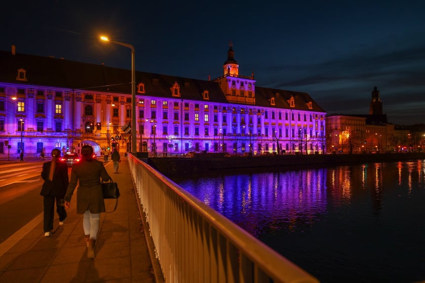 Najbardziej widowiskowym momentem tegorocznego jubileuszu będzie rozświetlenie na niebiesko gmachu głównego Uniwersytetu i sąsiadującego z nim mostu Uniwersyteckiego.