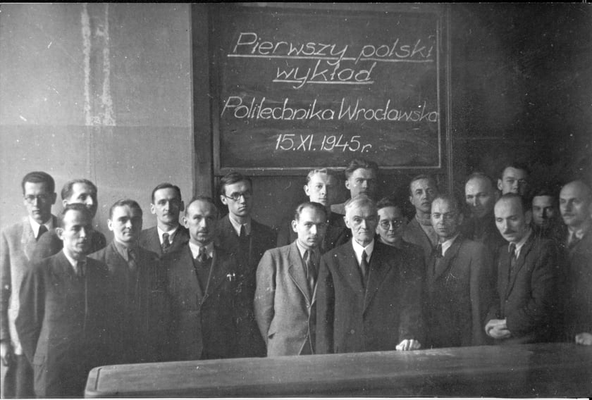 Prof. Kazimierz Idaszewski i słuchacze pierwszego polskiego wykładu na Uniwersytecie i Politechnice we Wrocławiu, listopad 1945