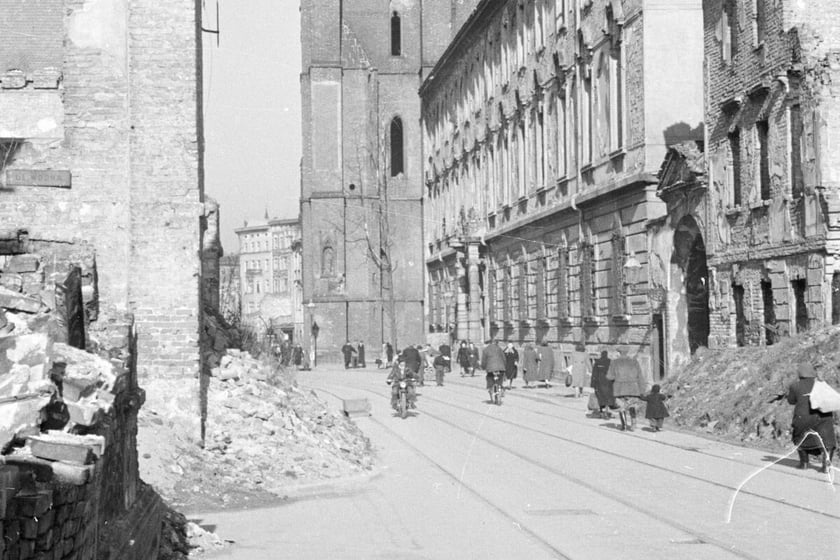 Ulica Piasek, po prawej zniszczona biblioteka