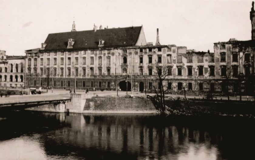 Budynek Uniwersytetu Wrocławskiego zniszczony w czasie II wojny