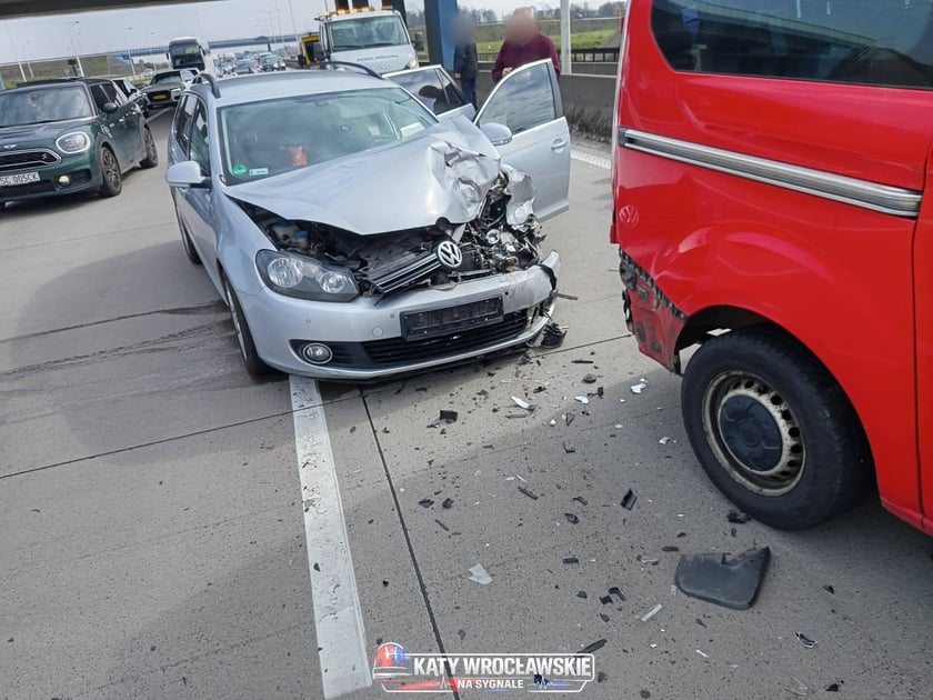 Kolizja trzech samochodów na autostradzie A4 między węzłami Wrocław Południe i Pietrzykowice 12 kwietnia 2026 r.