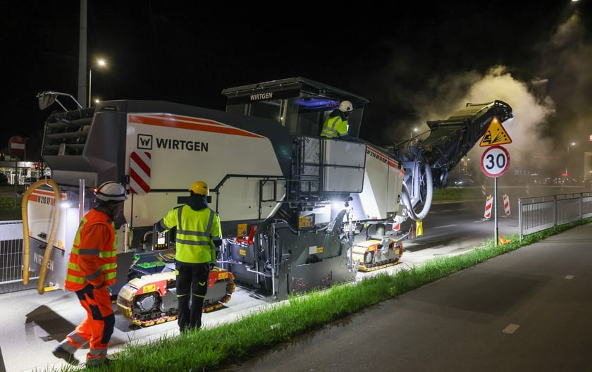 Nocne prace na Alei Karkonoskiej.